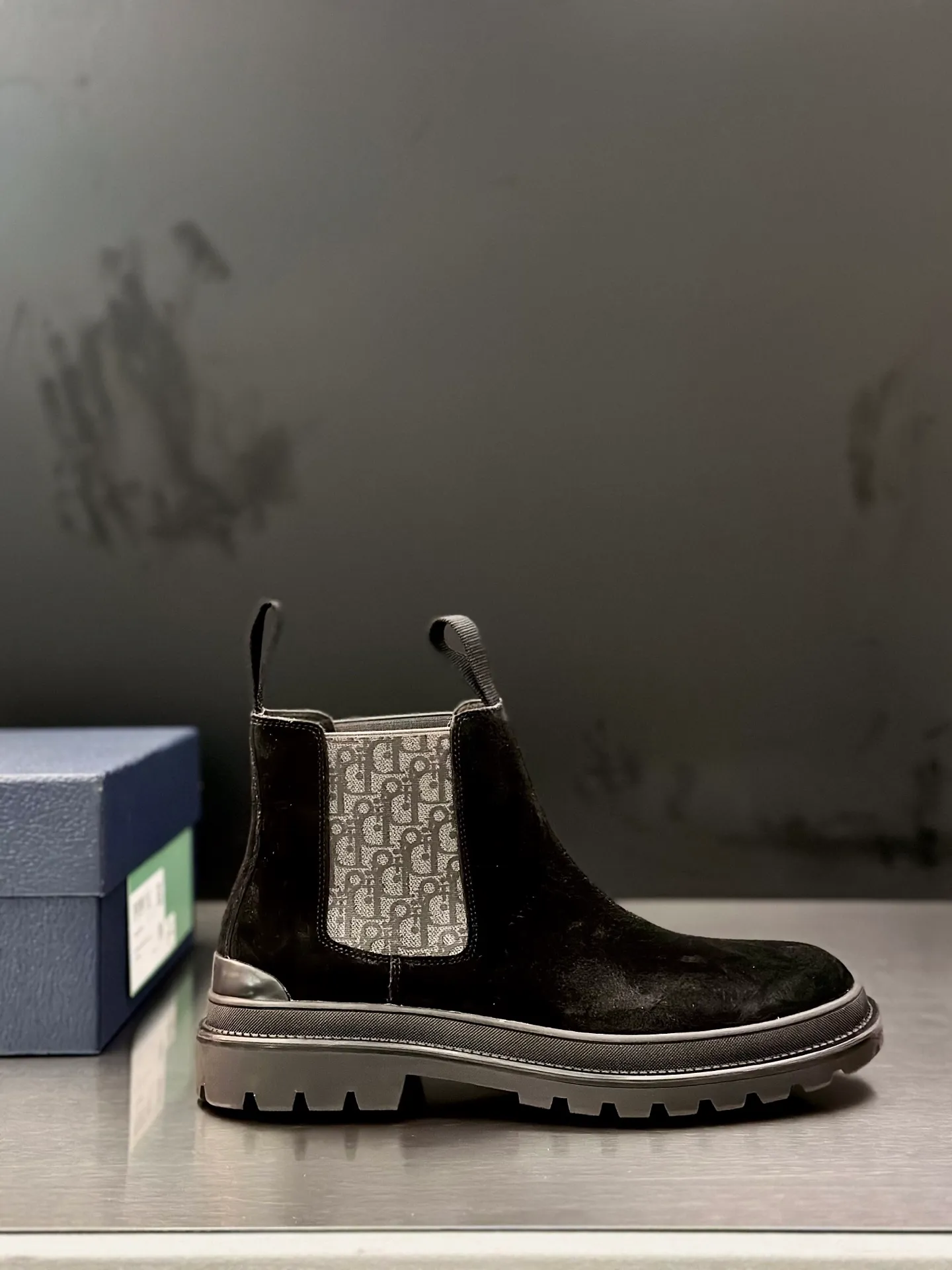 Men's shoes 💰920 Dior Dior high-top sneakers, top-quality goods produced in Dongguan, show version, leading counter trial style, Nappa cowhide material, light and breathable, soft and comfortable, easier to put on and take off, calfskin leather edging, distinctive sports style, genuine leather tongue Dior letter badge, showing the brand style, lightweight embossed pattern rubber sole, light and genuine leather feet, with original packaging Size: 39-40-41-42-43-44 (45, 46 customized) leather shoe size